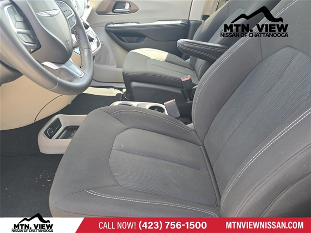 2022 Chrysler Voyager LX