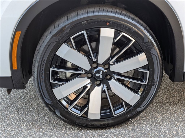 2025 Mitsubishi Outlander SE:MI30010