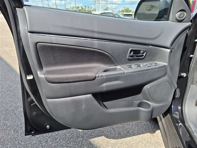 2027 Mitsubishi Outlander Sport LE:MI230580