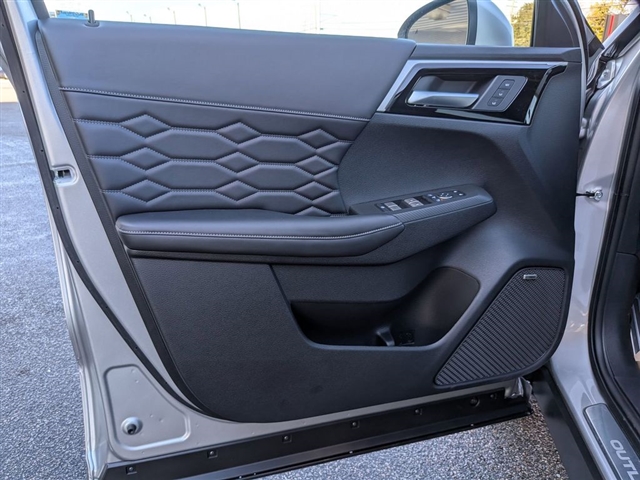 2026 Mitsubishi Outlander Black Edition:MI30100