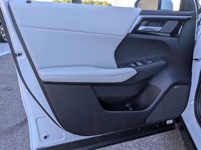 2025 Mitsubishi Outlander SE:MI30010