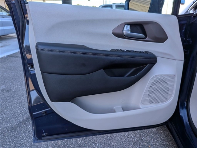 2017 Chrysler Pacifica Touring-L Plus:01870UU