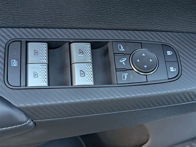 2025 Mitsubishi Outlander SE:MI30020