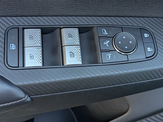 2025 Mitsubishi Outlander SE:MI30030