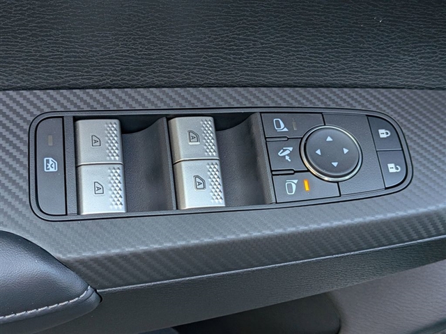 2026 Mitsubishi Outlander Black Edition:MI30100