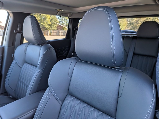 2026 Mitsubishi Outlander Black Edition:MI30100