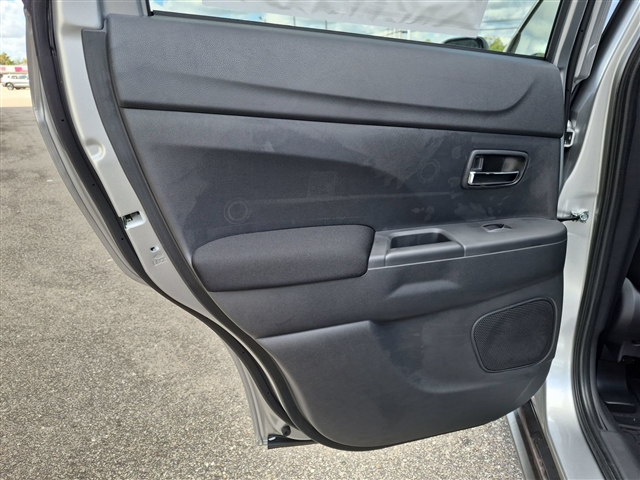 2027 Mitsubishi Outlander Sport LE:MI330610