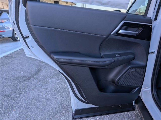 2025 Mitsubishi Outlander SE:MI30020