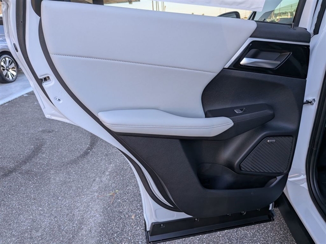 2025 Mitsubishi Outlander SE:MI30010