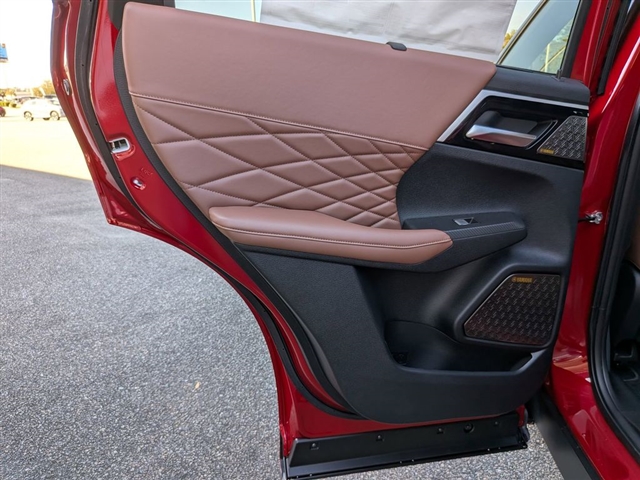 2026 Mitsubishi Outlander Black Edition:MI30060