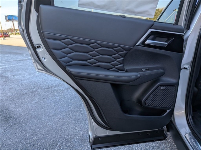 2026 Mitsubishi Outlander Black Edition:MI30100