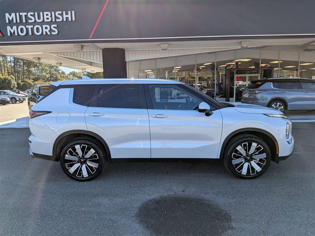 2025 Mitsubishi Outlander SE:MI30020