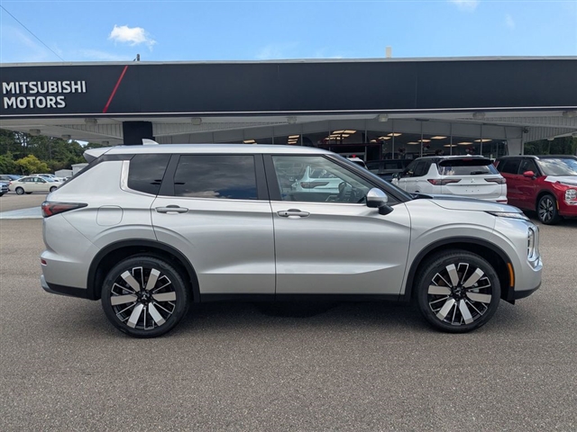 2025 Mitsubishi Outlander SE:MM39600