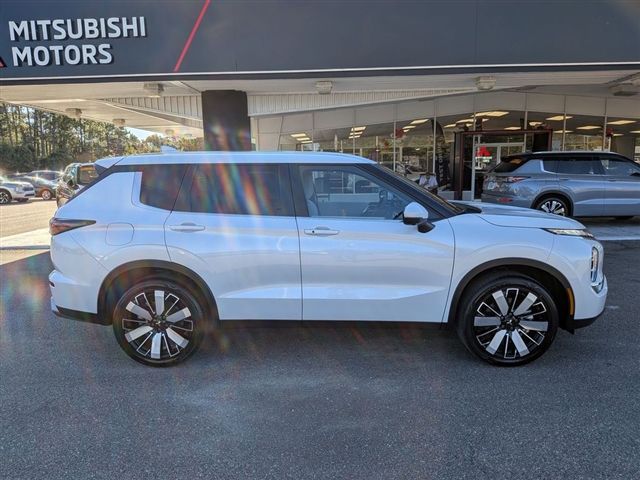 2025 Mitsubishi Outlander SE:MI30010