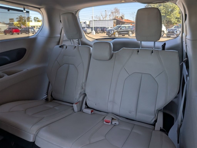 2017 Chrysler Pacifica Touring-L Plus:01870UU