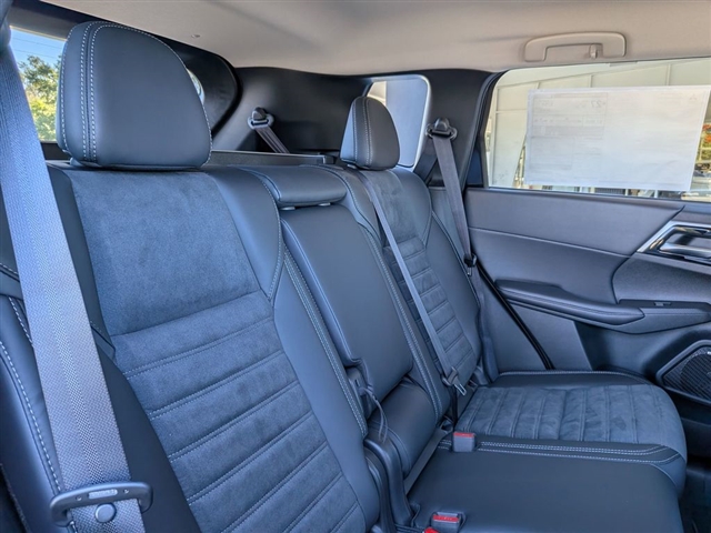 2025 Mitsubishi Outlander SE:MI30030