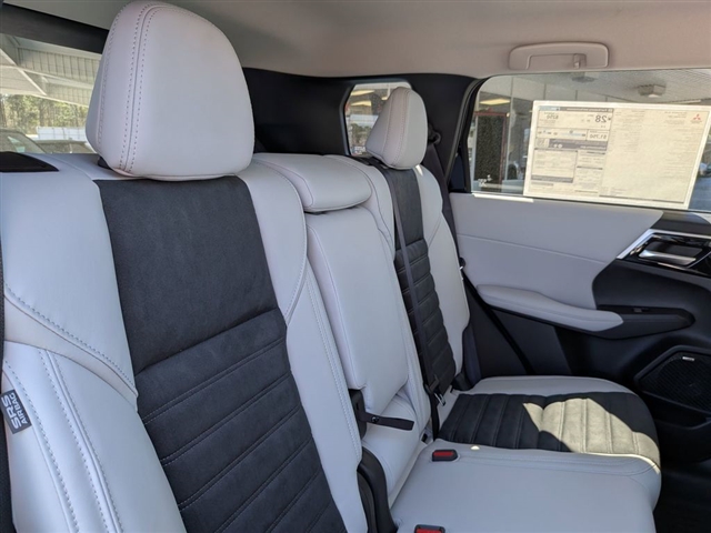 2026 Mitsubishi Outlander SE:MI30300