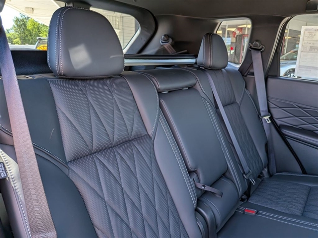 2026 Mitsubishi Outlander Black Edition:MI30460