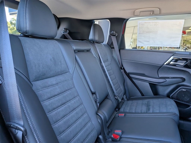 2025 Mitsubishi Outlander SE:MI30000