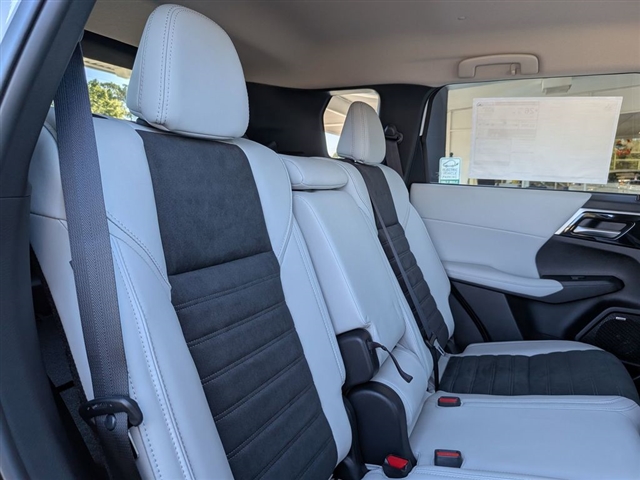 2025 Mitsubishi Outlander SE:MI30010