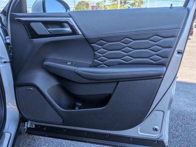 2026 Mitsubishi Outlander Black Edition:MI30100