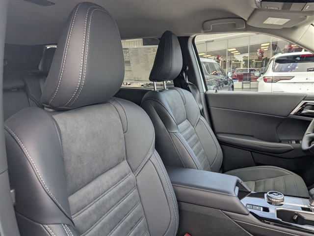 2025 Mitsubishi Outlander SE:MM39600