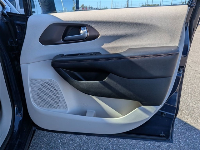 2017 Chrysler Pacifica Touring-L Plus:01870UU