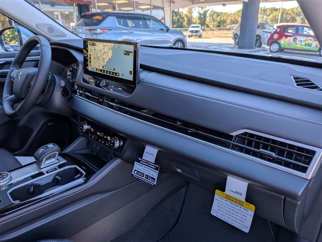 2025 Mitsubishi Outlander SE:MI30020