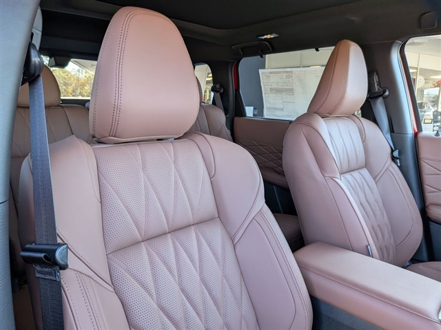 2026 Mitsubishi Outlander Black Edition:MI30060