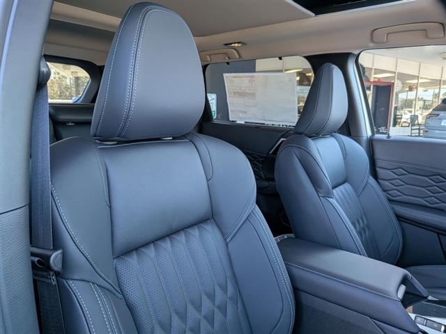 2026 Mitsubishi Outlander Black Edition:MI30100