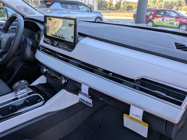 2025 Mitsubishi Outlander SE:MI30010