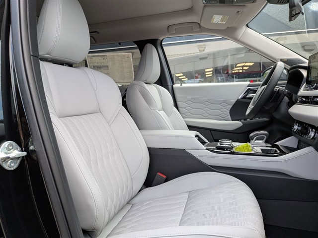 2025 Mitsubishi Outlander SEL Platinum Edition:MM139670