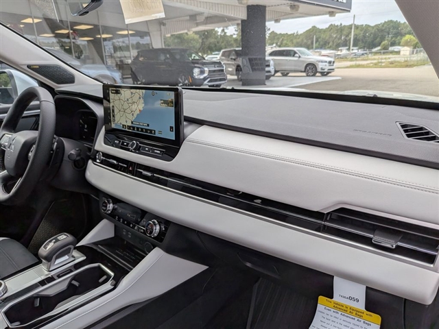 2025 Mitsubishi Outlander SE:MM39820