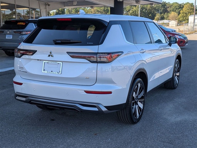 2025 Mitsubishi Outlander SE:MI30010