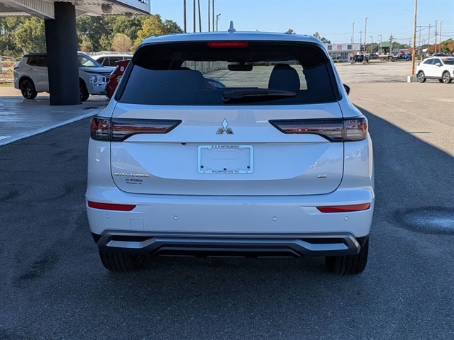 2025 Mitsubishi Outlander SE:MI30020