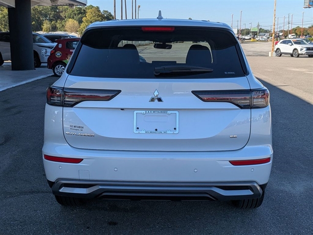 2025 Mitsubishi Outlander SE:MI30010