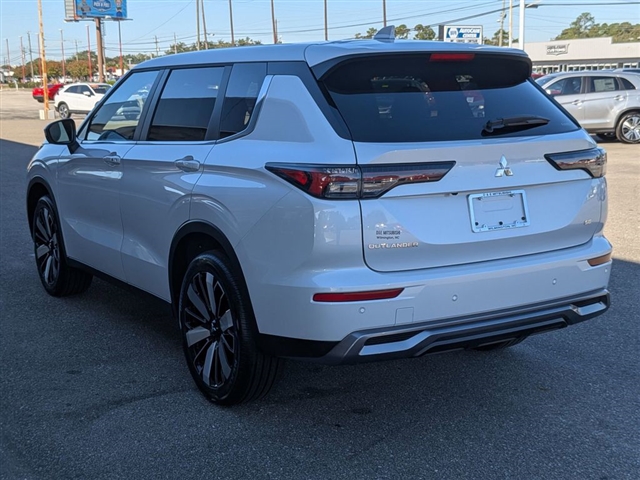 2025 Mitsubishi Outlander SE:MI30010