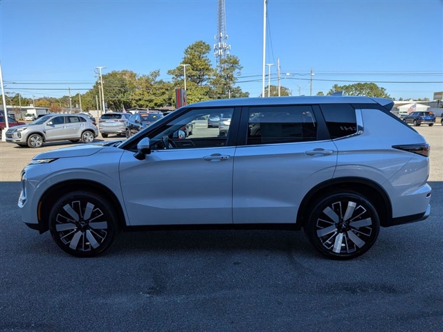 2025 Mitsubishi Outlander SE:MI30020