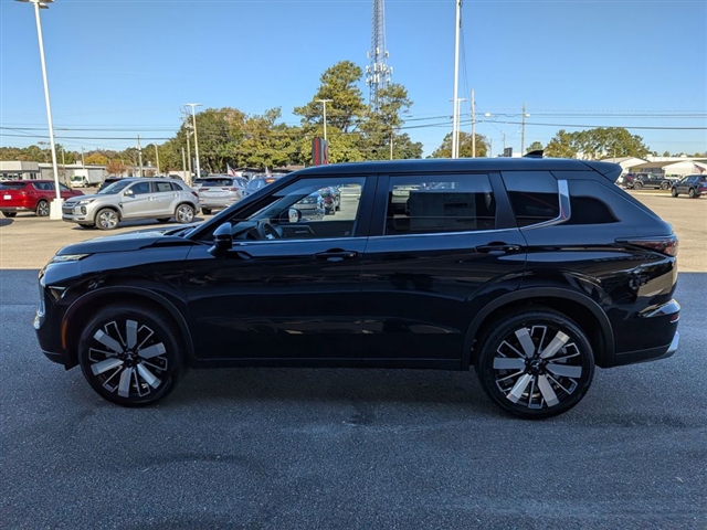 2025 Mitsubishi Outlander SE:MI30030