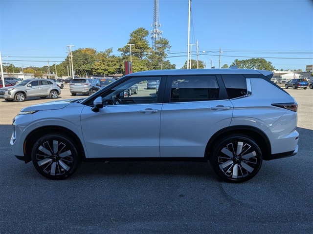 2025 Mitsubishi Outlander SE:MI30010