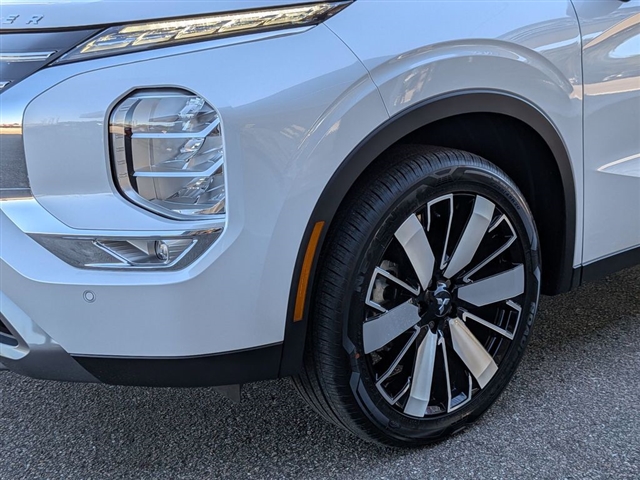 2025 Mitsubishi Outlander SE:MI30020