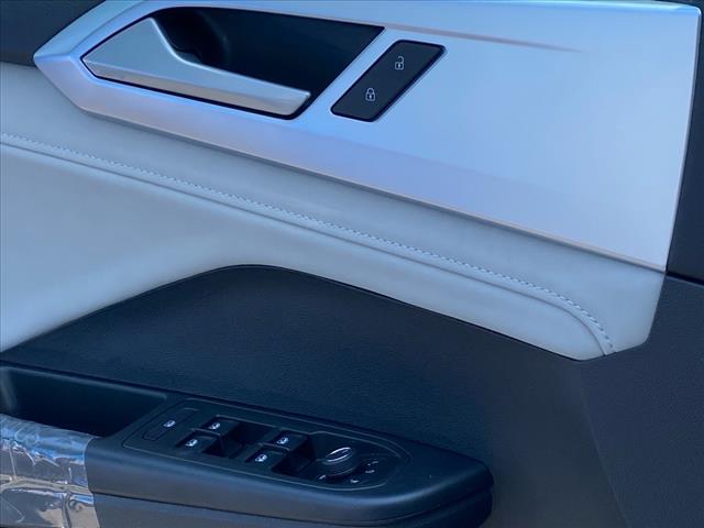 2025 Volkswagen Taos SE 4Motion