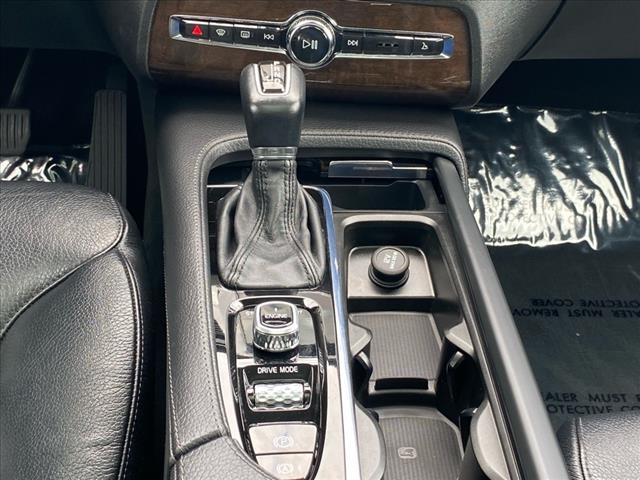 2016 Volvo XC90 T6 Momentum