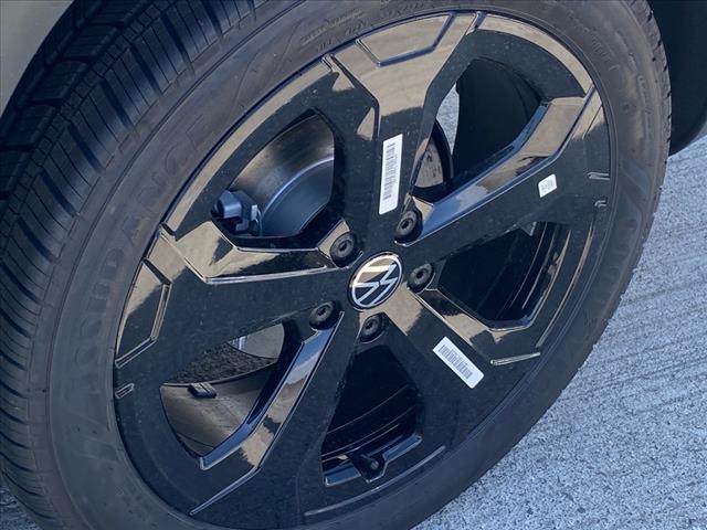 2025 Volkswagen Taos SE Black 4Motion