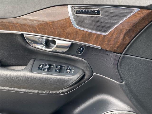 2016 Volvo XC90 T6 Momentum