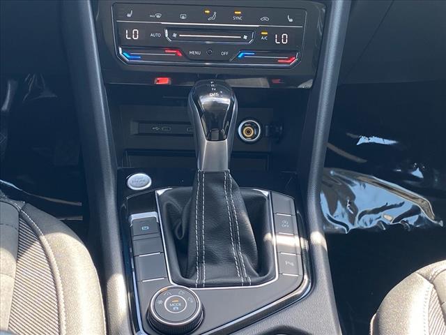 2025 Volkswagen Taos SE Black 4Motion
