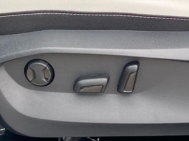2025 Volkswagen Taos SE 4Motion