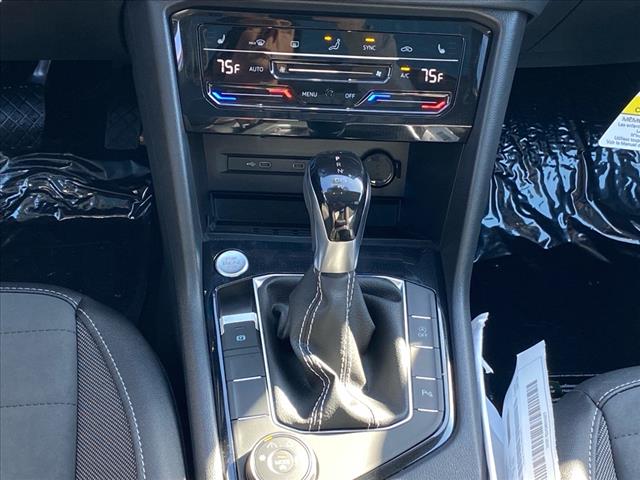 2025 Volkswagen Taos SE Black 4Motion