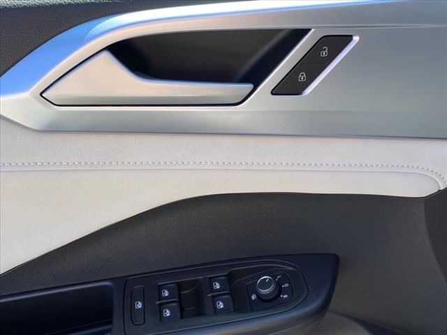 2025 Volkswagen Taos SE 4Motion