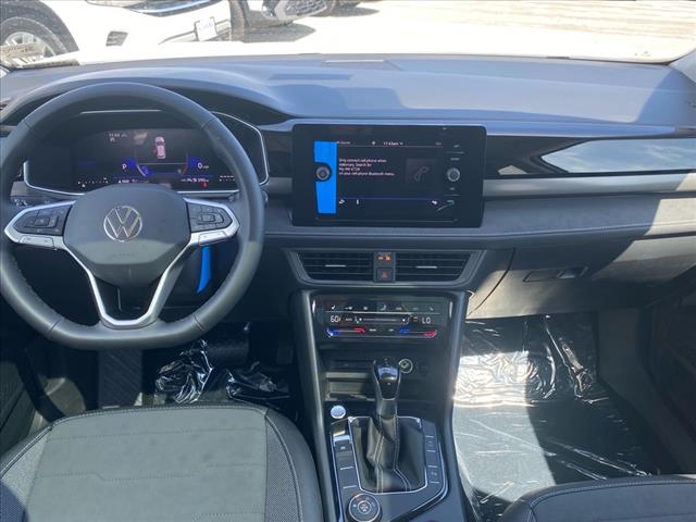 2025 Volkswagen Taos SE Black 4Motion